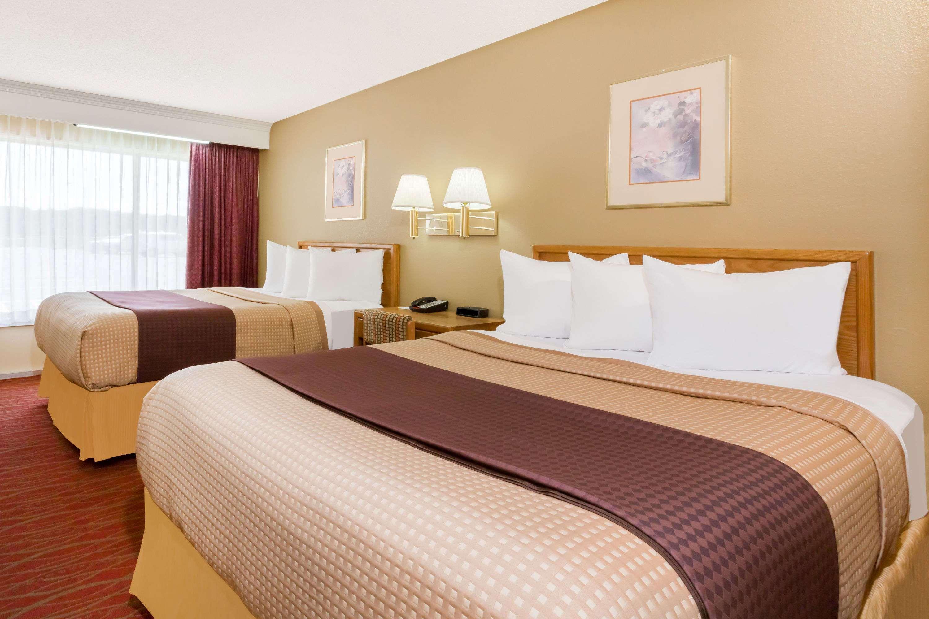 Days Inn By Wyndham Staunton Dış mekan fotoğraf