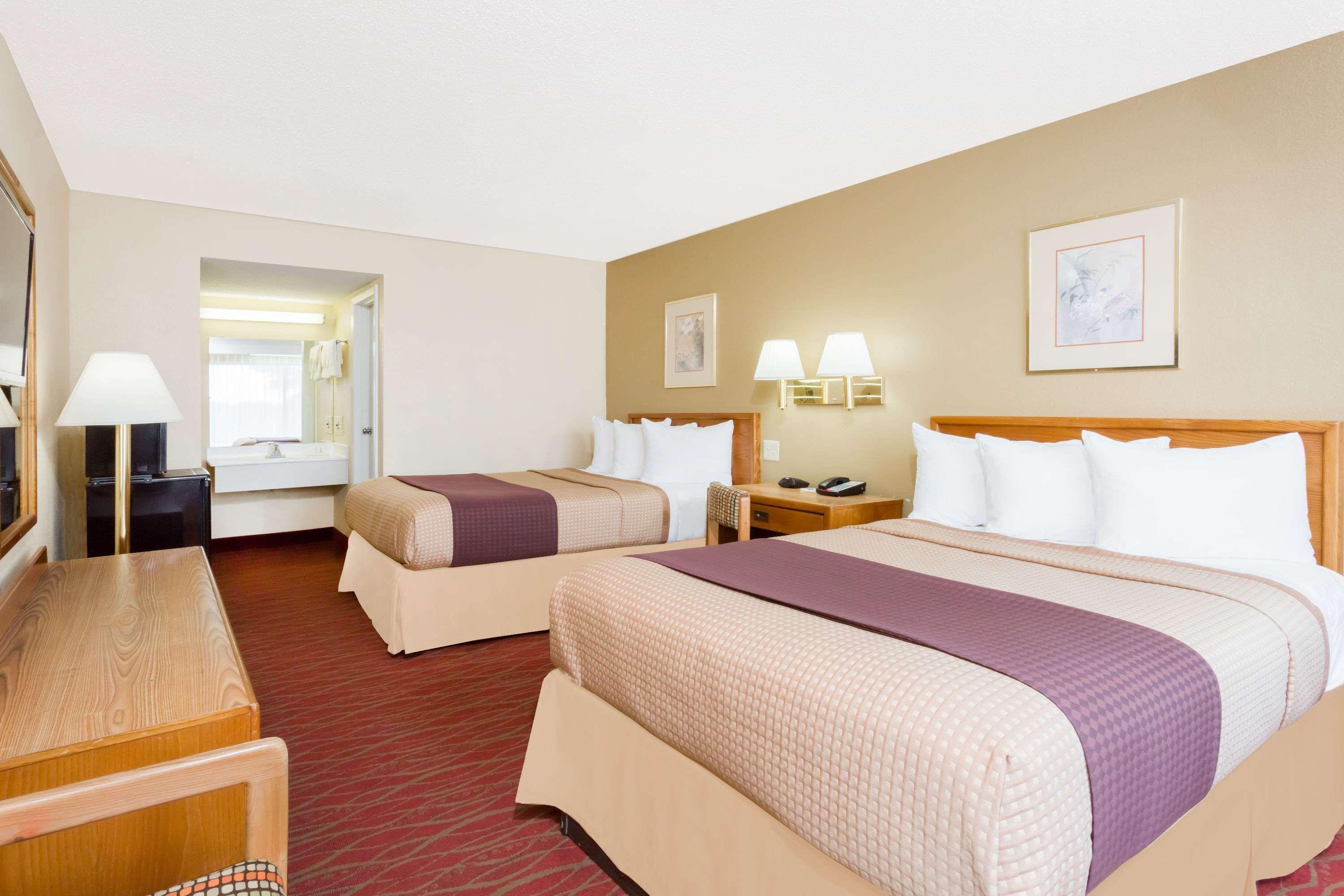 Days Inn By Wyndham Staunton Dış mekan fotoğraf