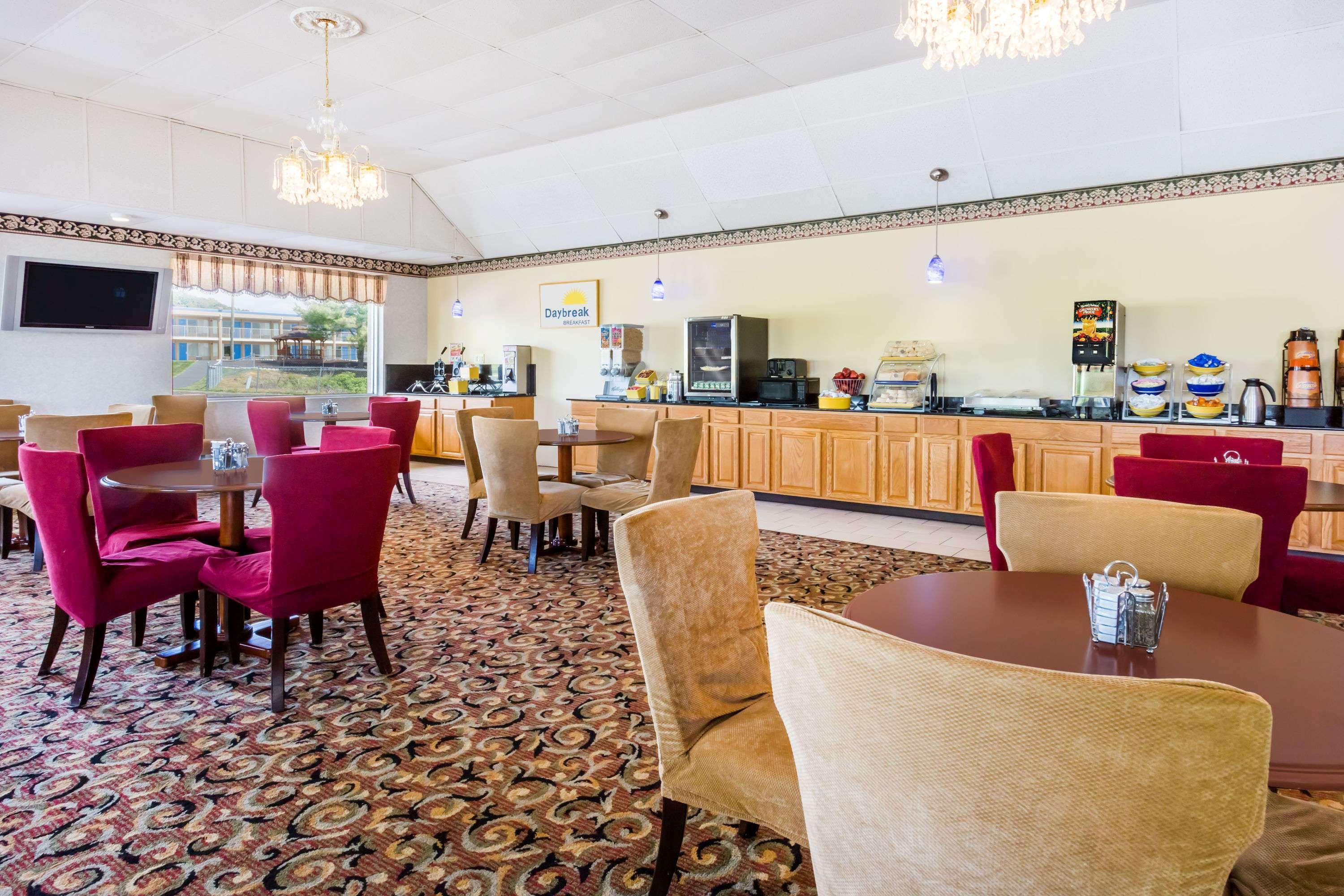 Days Inn By Wyndham Staunton Dış mekan fotoğraf