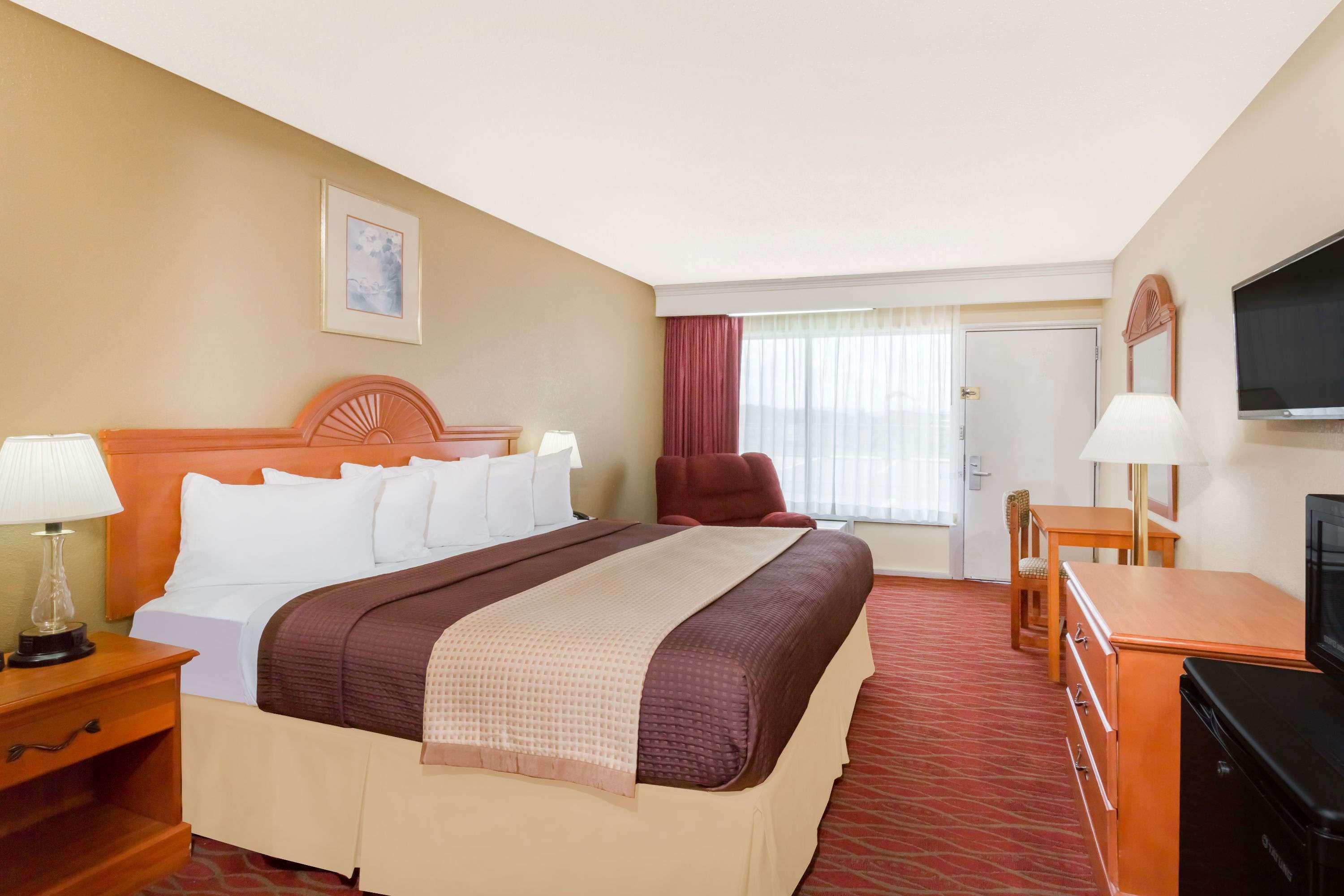 Days Inn By Wyndham Staunton Dış mekan fotoğraf