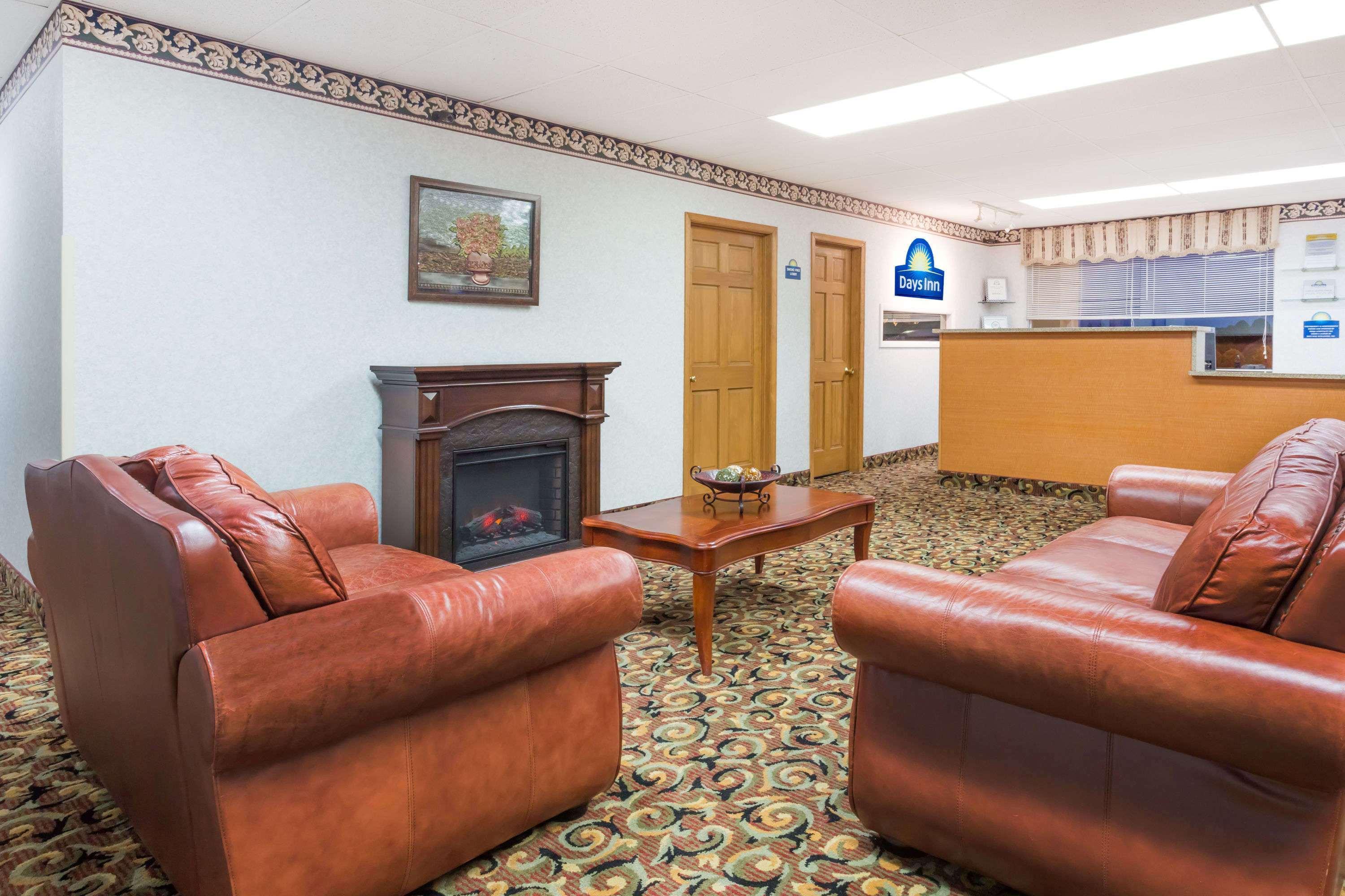 Days Inn By Wyndham Staunton Dış mekan fotoğraf