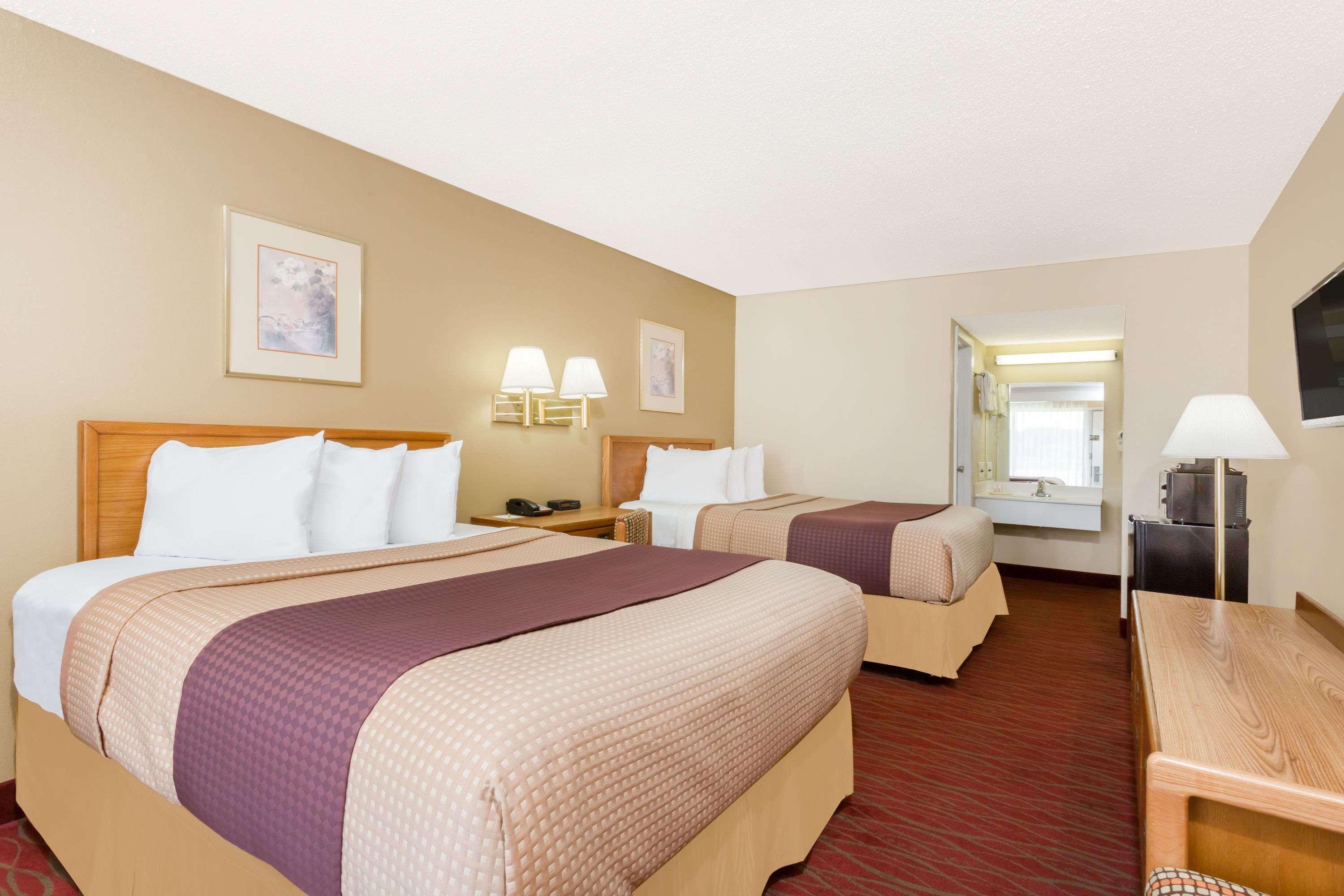Days Inn By Wyndham Staunton Dış mekan fotoğraf